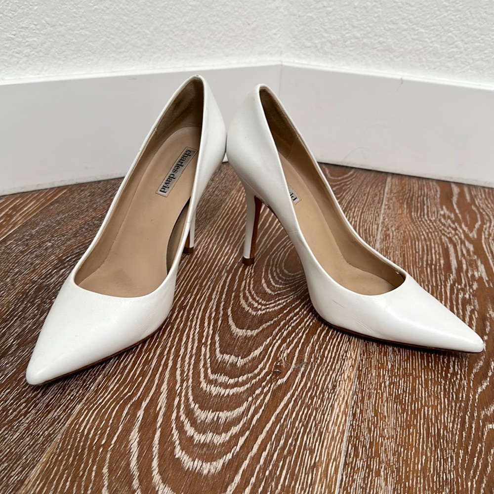 Charles David Cream off white pumps size 7